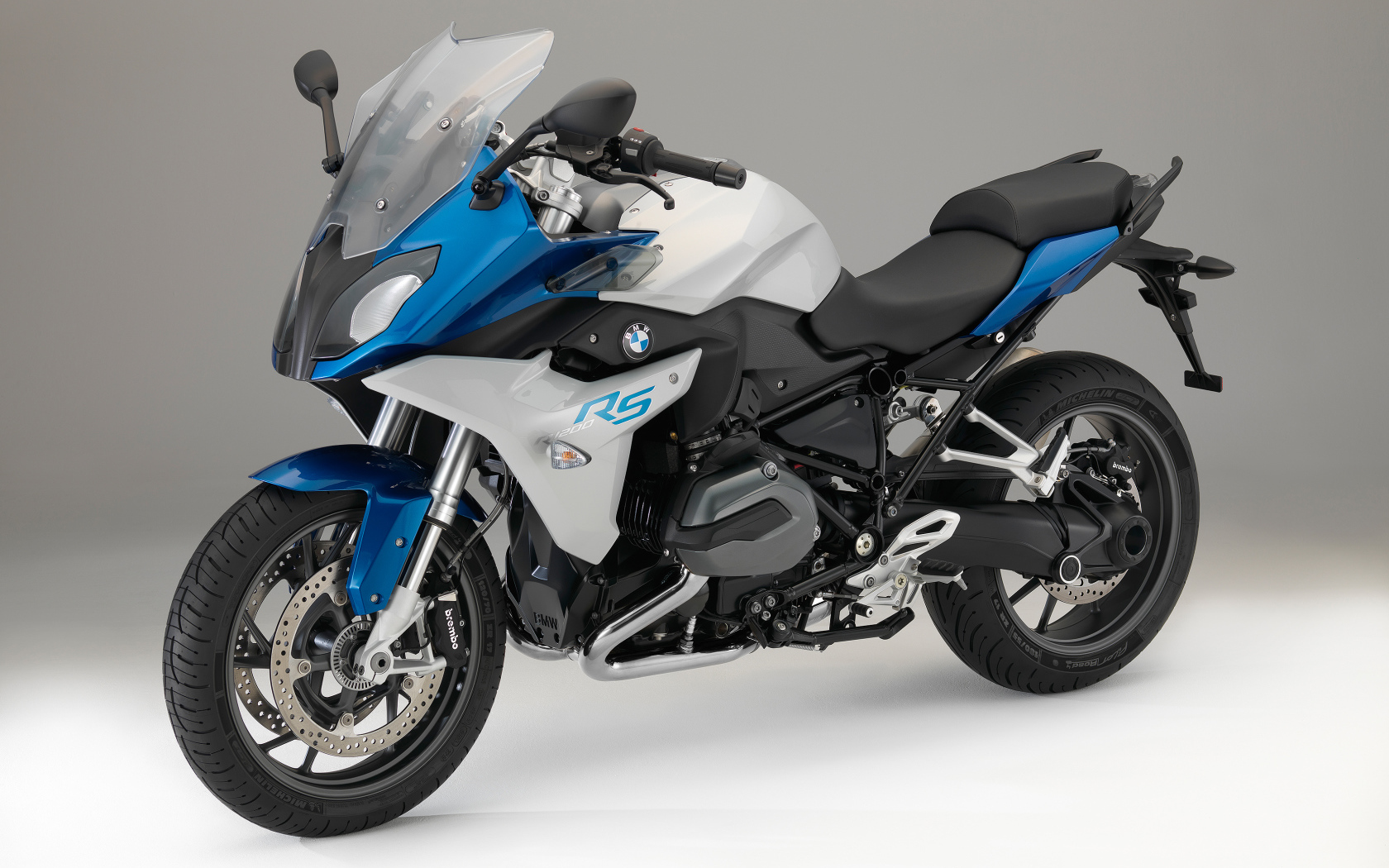 Быстрый мотоцикл BMW R1200RS 2015 года на сером фоне