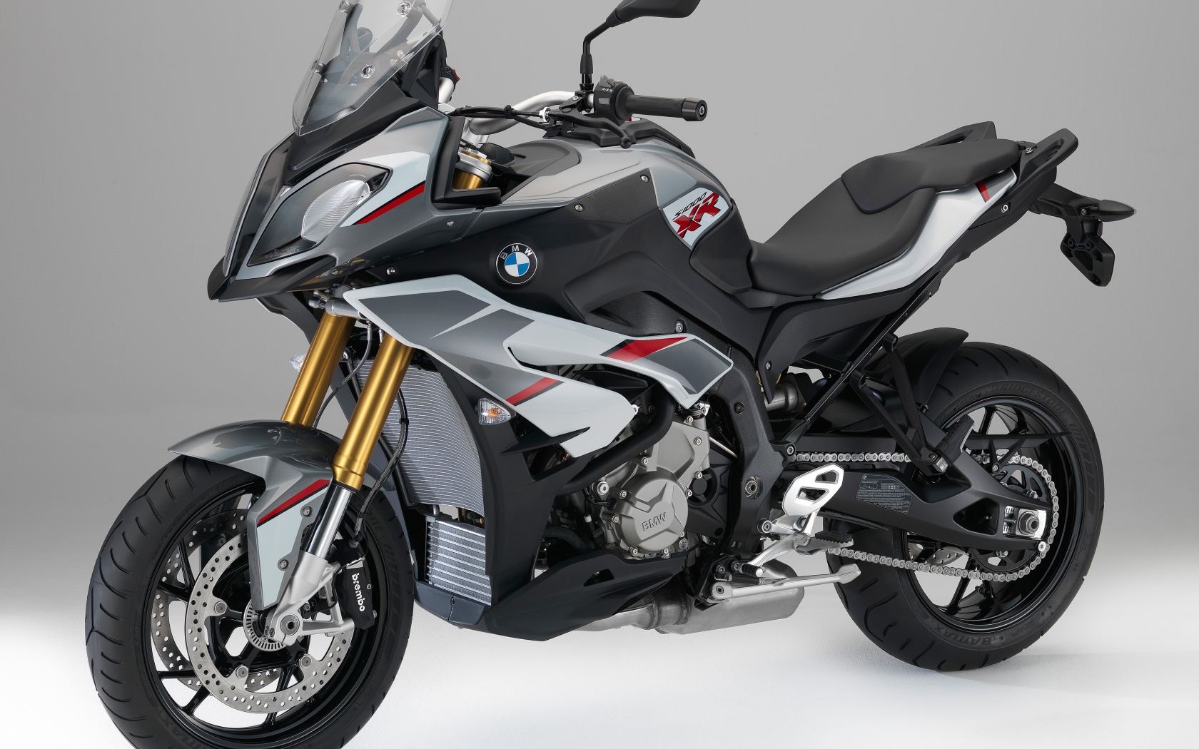 Серый мотоцикл BMW S1000 XR на сером фоне
