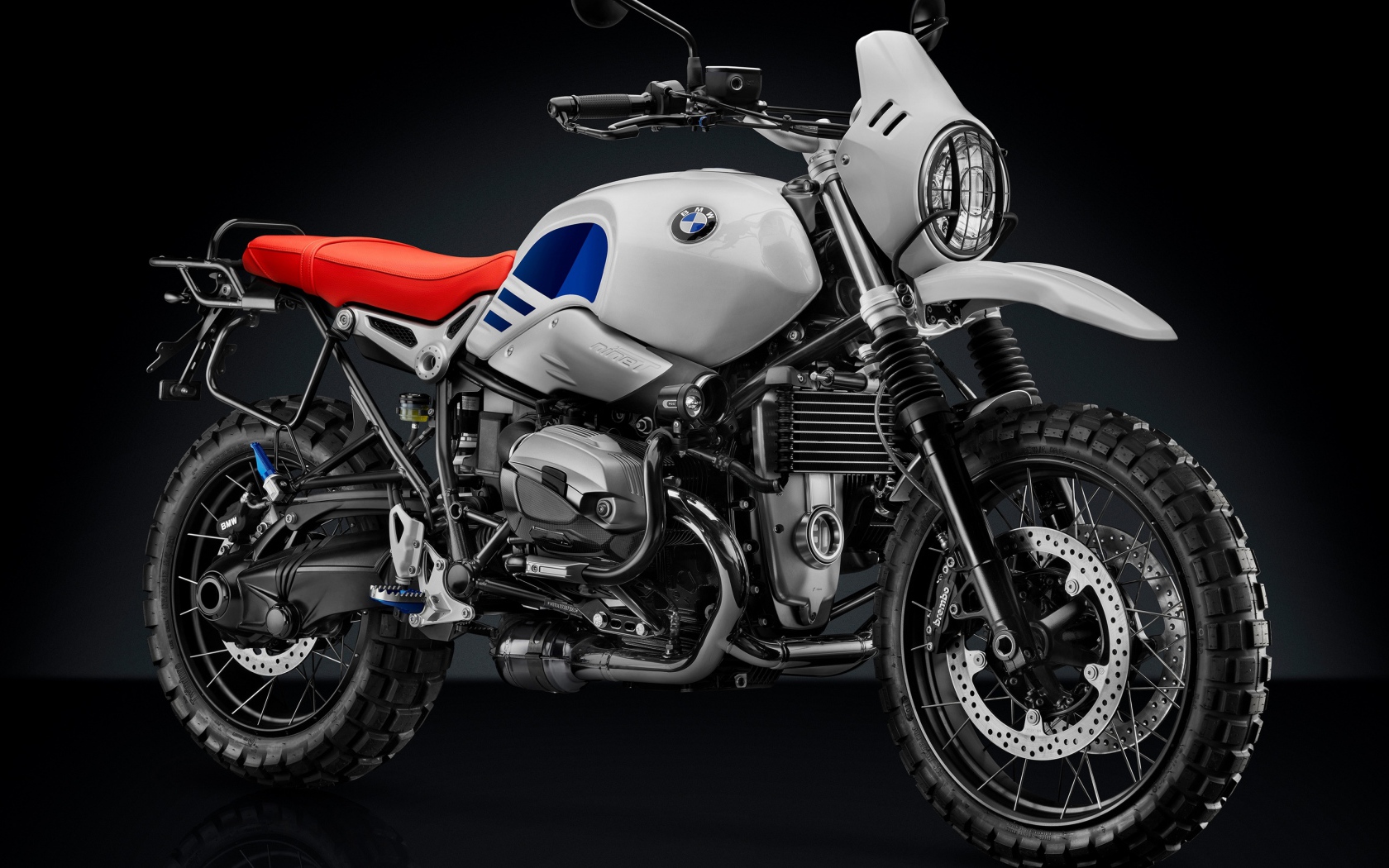 Мотоцикл BMW R nineT Urban GS, 2018 на черном фоне