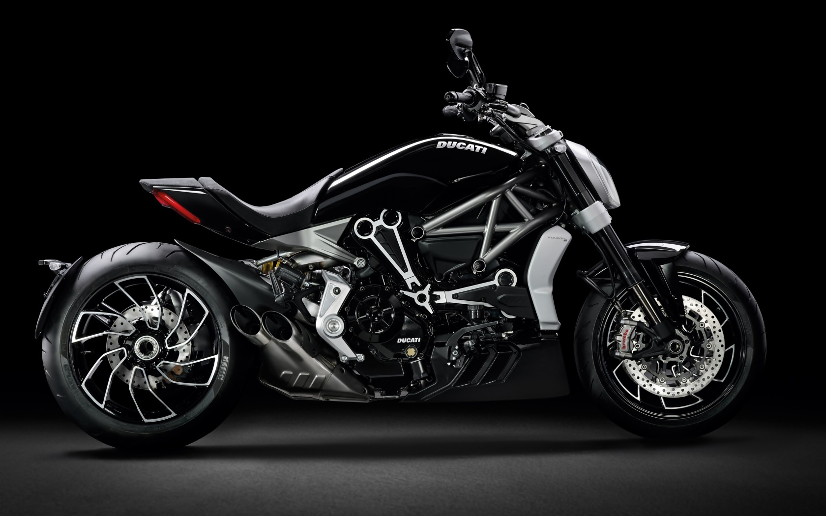 Мотоцикл Ducati XDiavel S на черном фоне