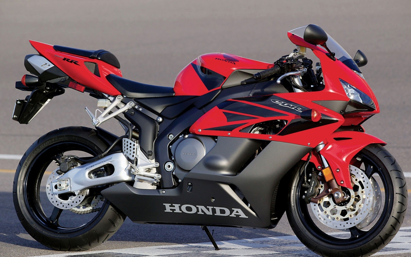 Красный мотоцикл Honda CBR1000RR