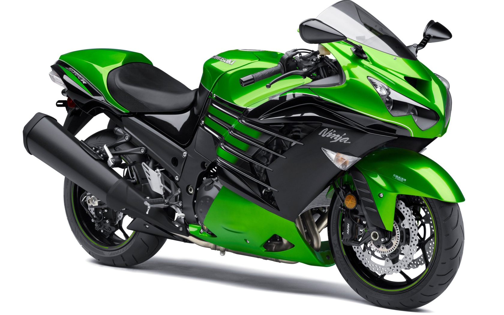 Зеленый мотоцикл Kawasaki Ninja ZX-14R на белом фоне