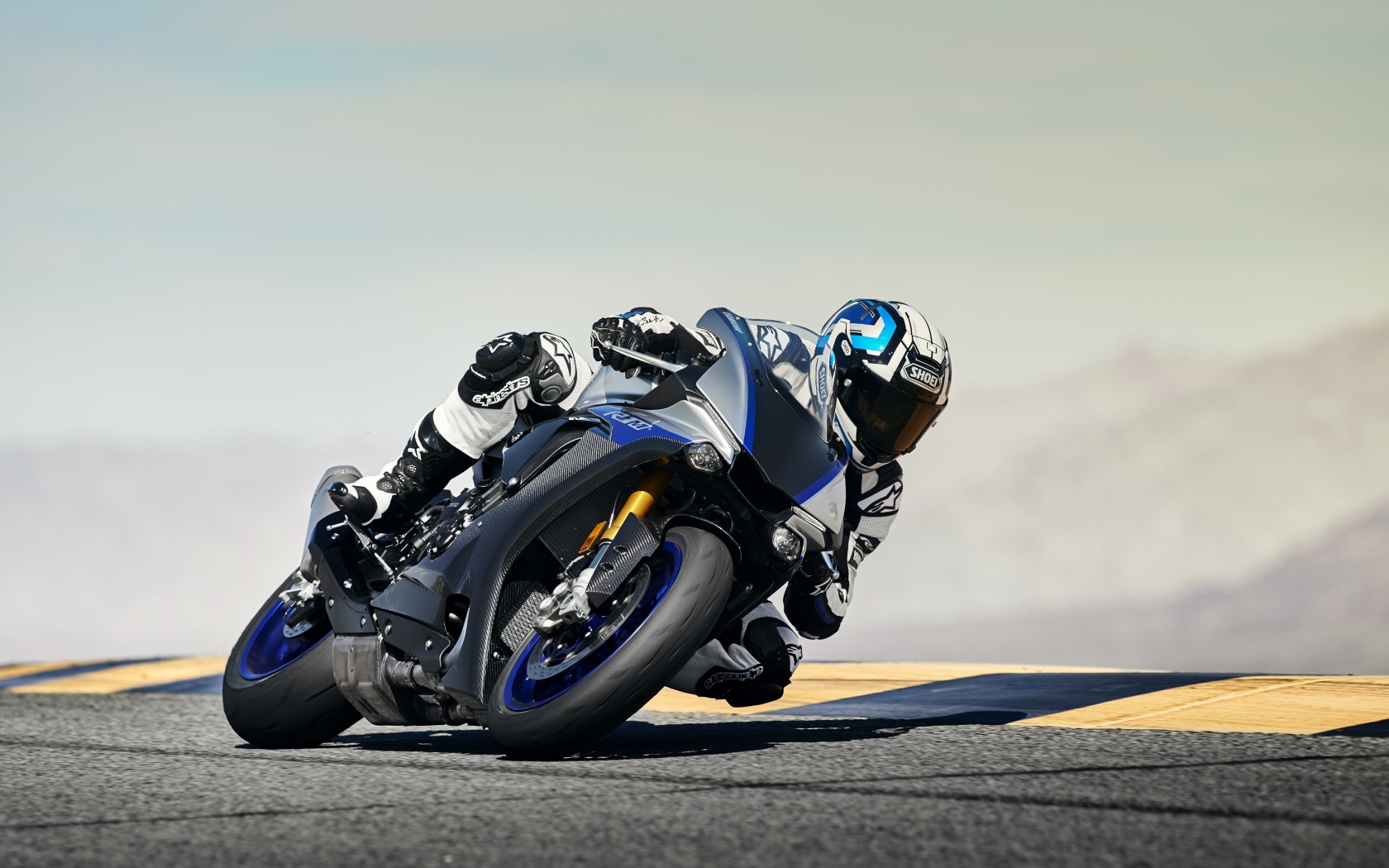 Мотогонщик на трассе на мотоцикле Yamaha YZF-R1M, 2018