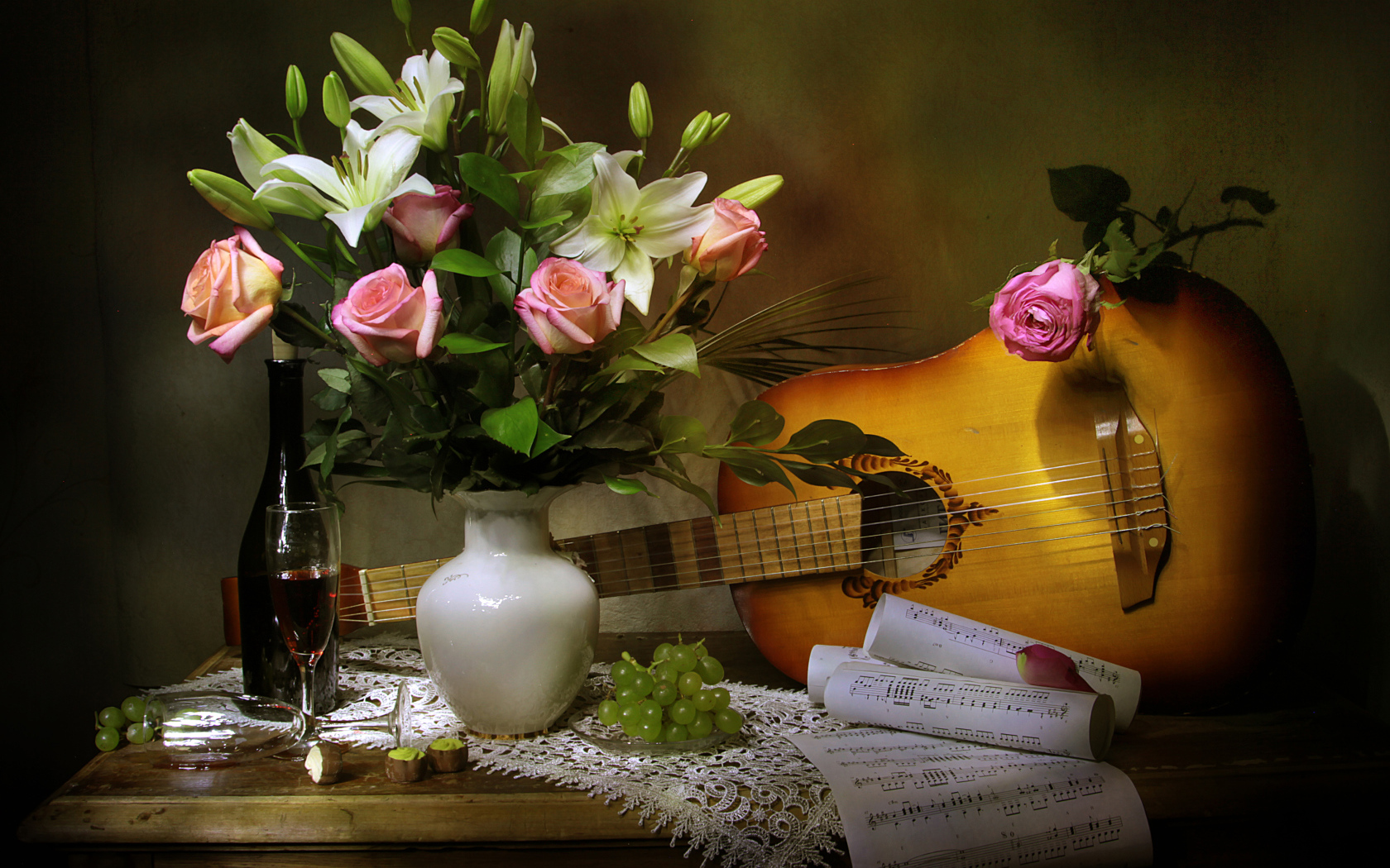 Гитара на столе с букетом и вином 