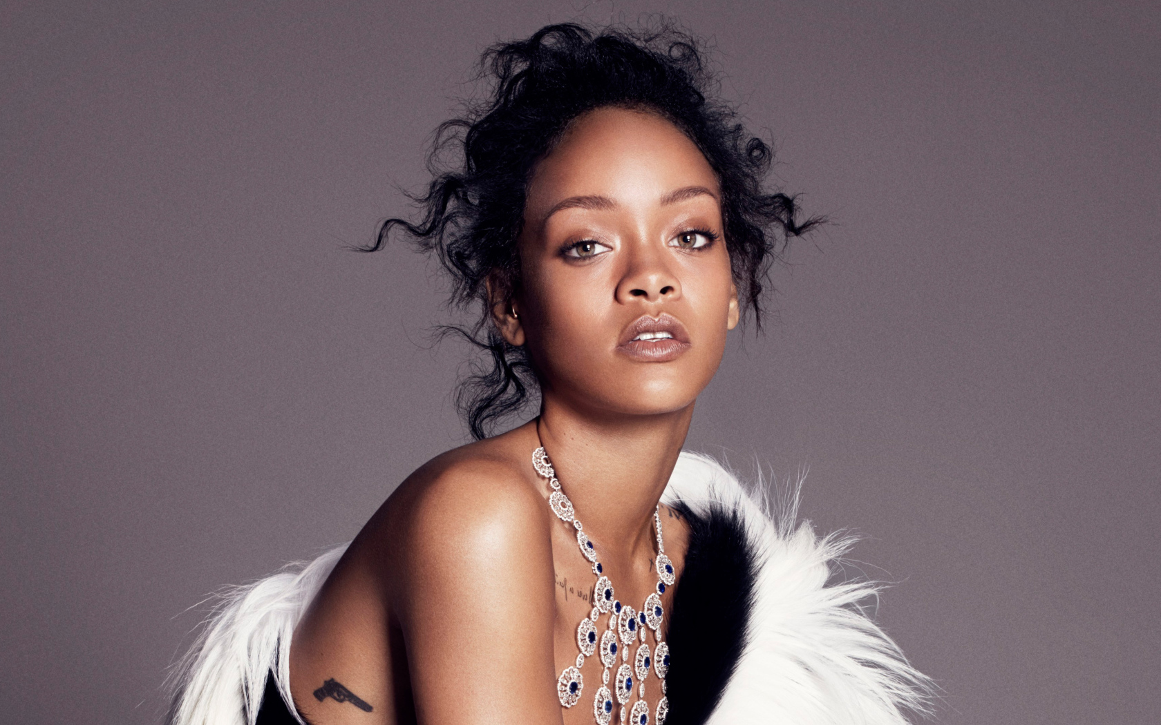 Популярная певица Рианна с дорогим украшением на шее 