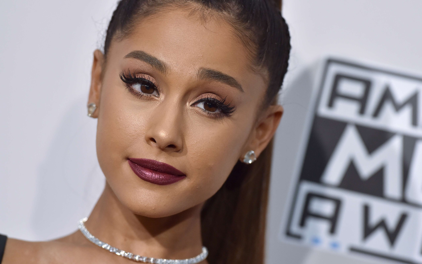 Певица Ариана Гранде лицо крупным планом