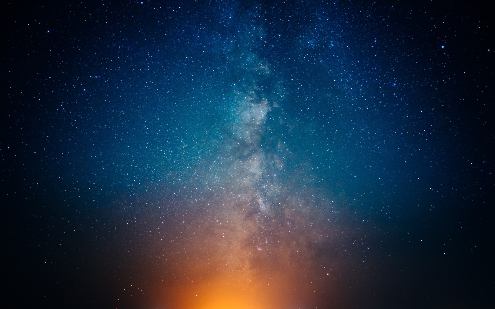 Красивый млечный путь в ночном небе 