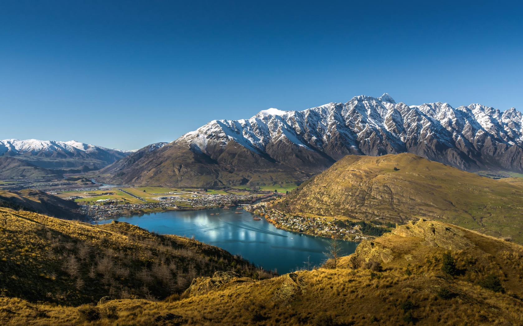 Красивый вид на вершины заснеженных гор и реку
