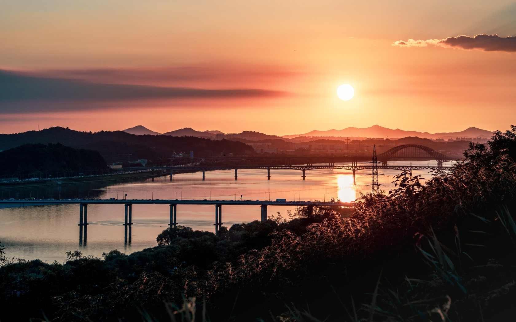 Рассвет над мостами над рекой 