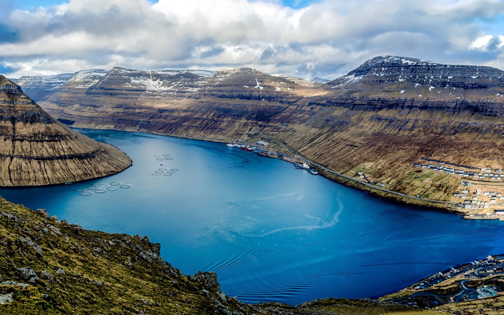 Озеро между гор под красивым небом, Фарерские острова