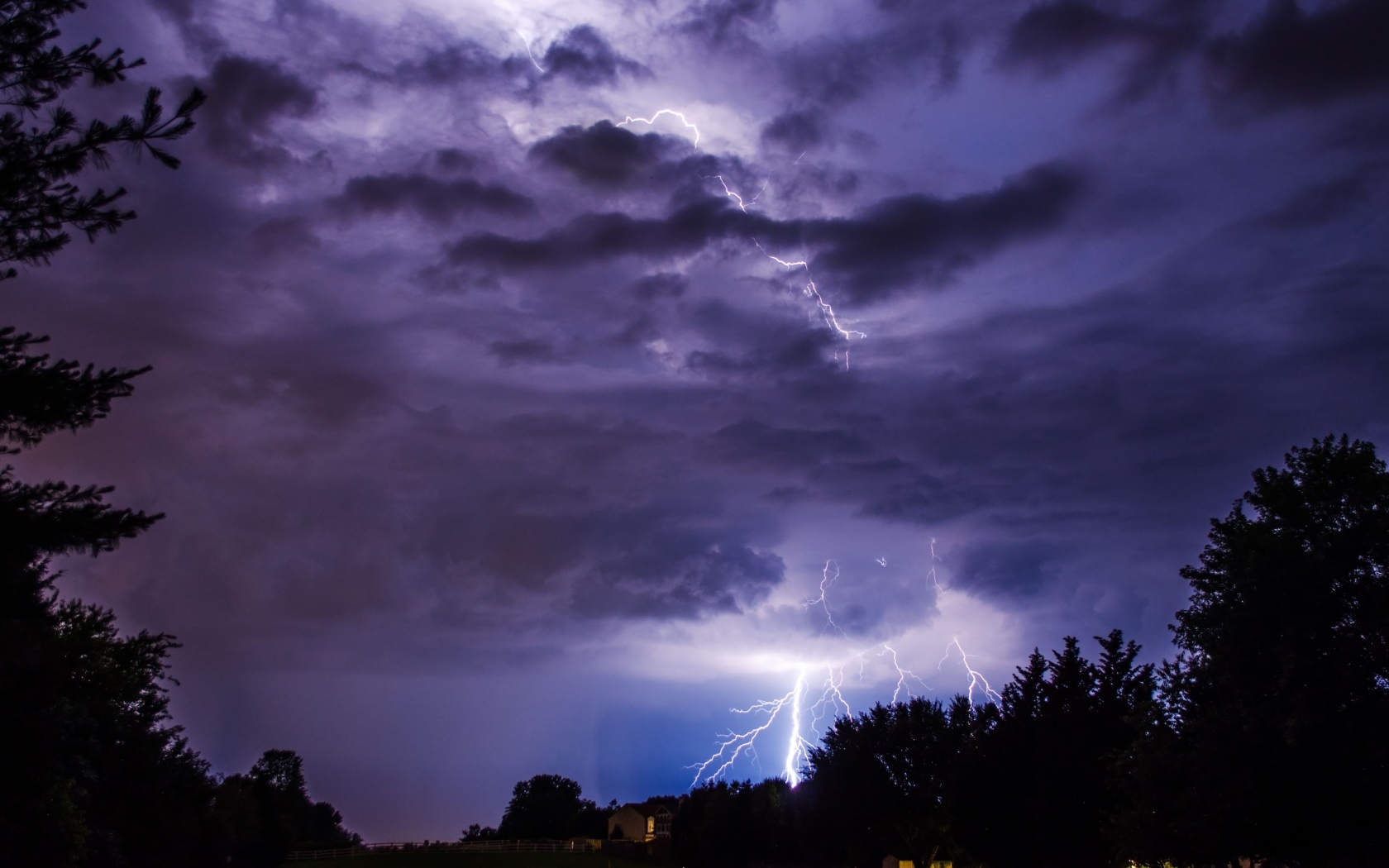 Молния пронзает грозовое небо