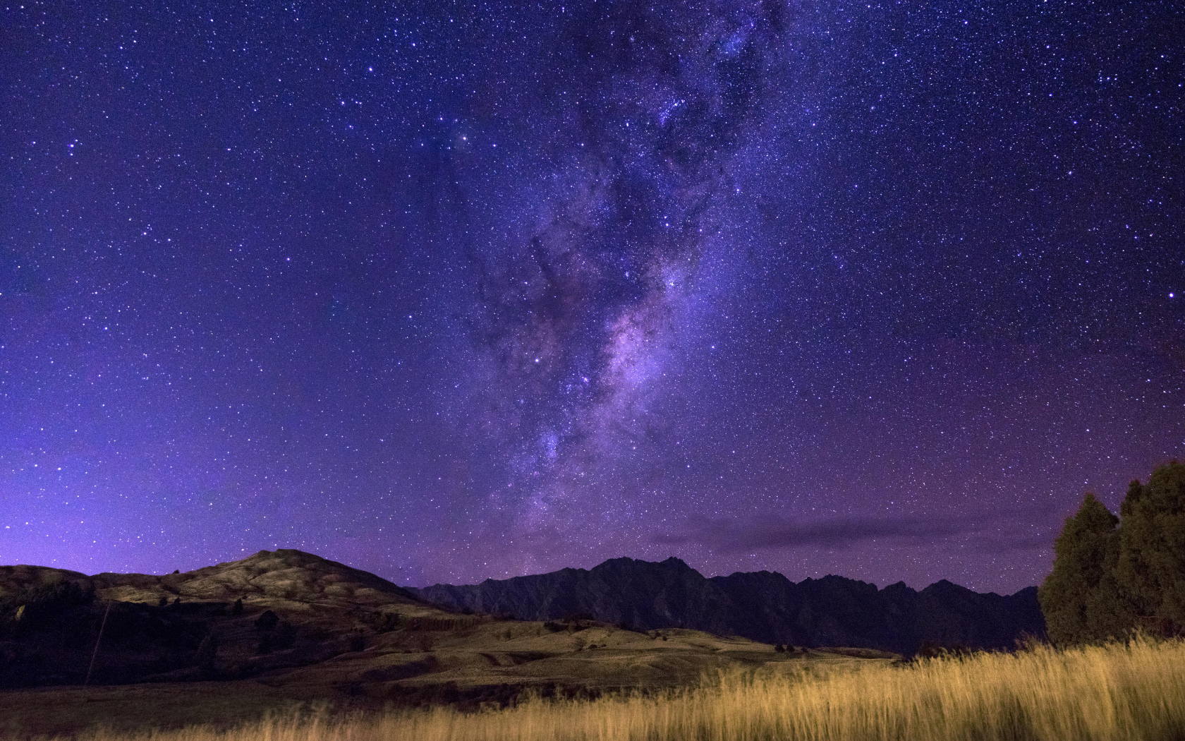 Млечный путь в звездном небе над горами
