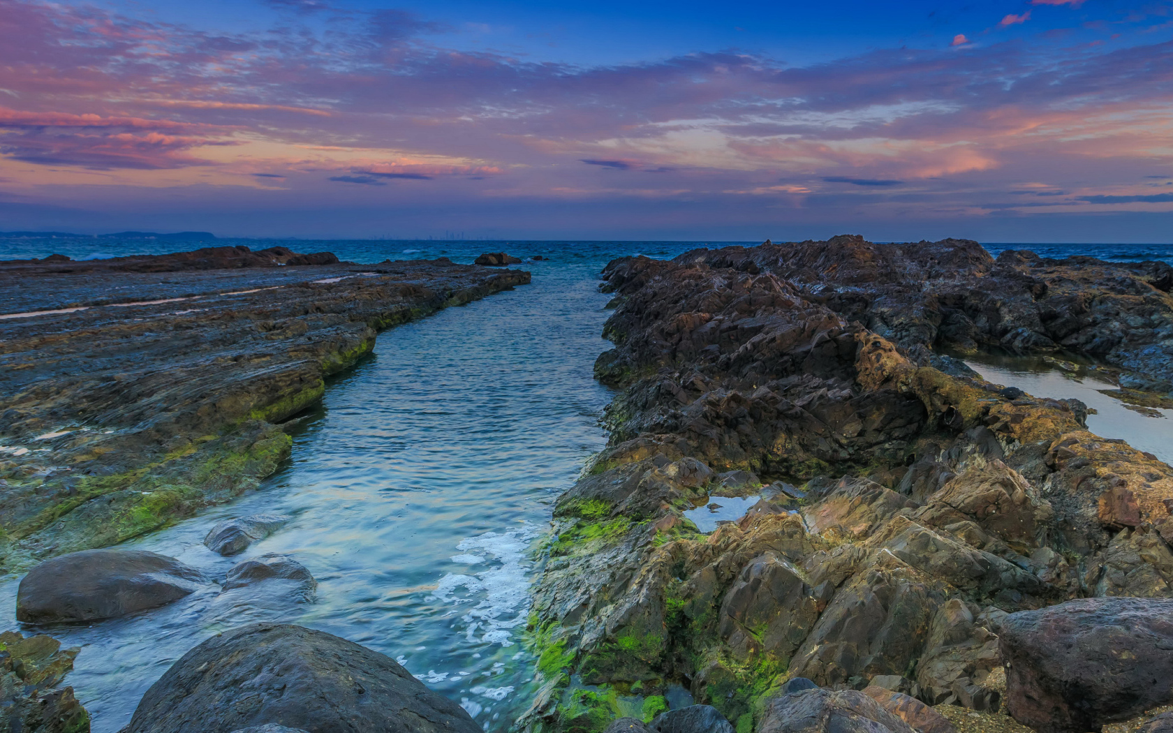 Покрытые мхом камни в морском заливе