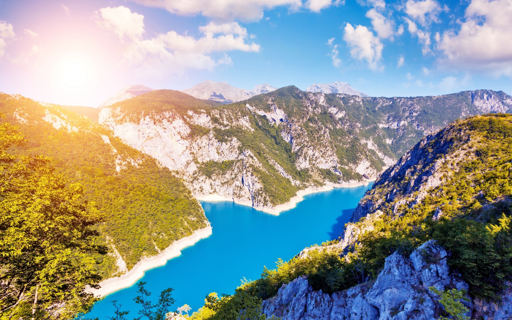 Река в горах под красивым солнечным небом