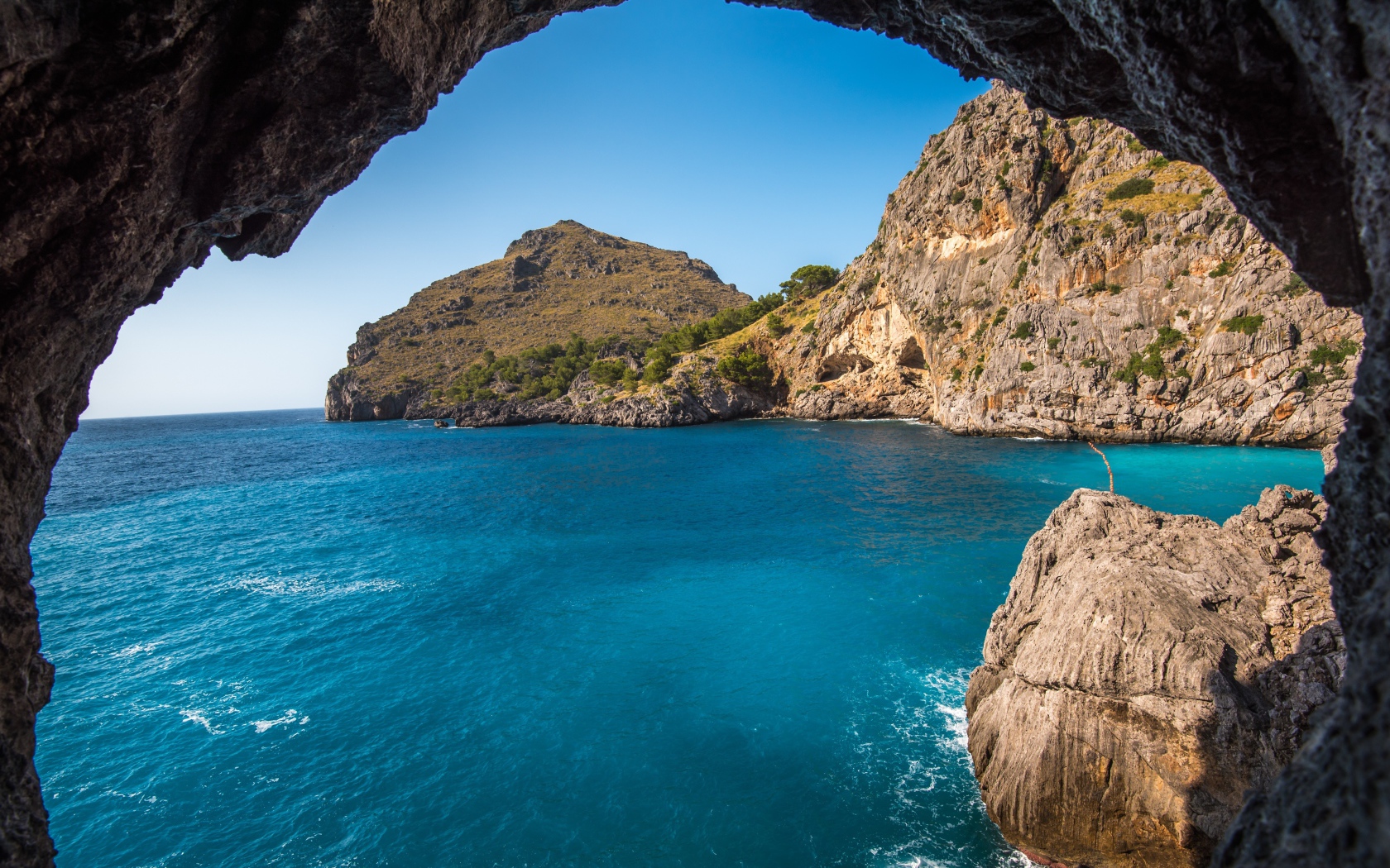 Скалы в морском заливе под голубым небом