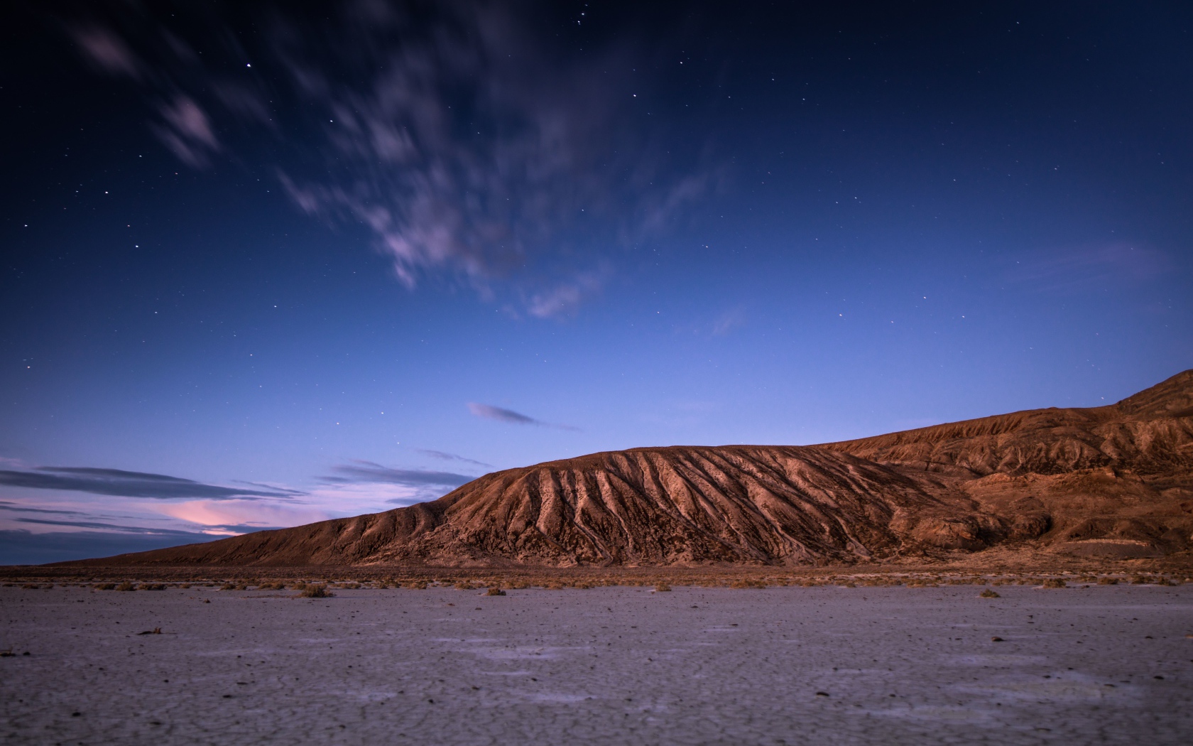 Скалы под красивым голубым небом вечером