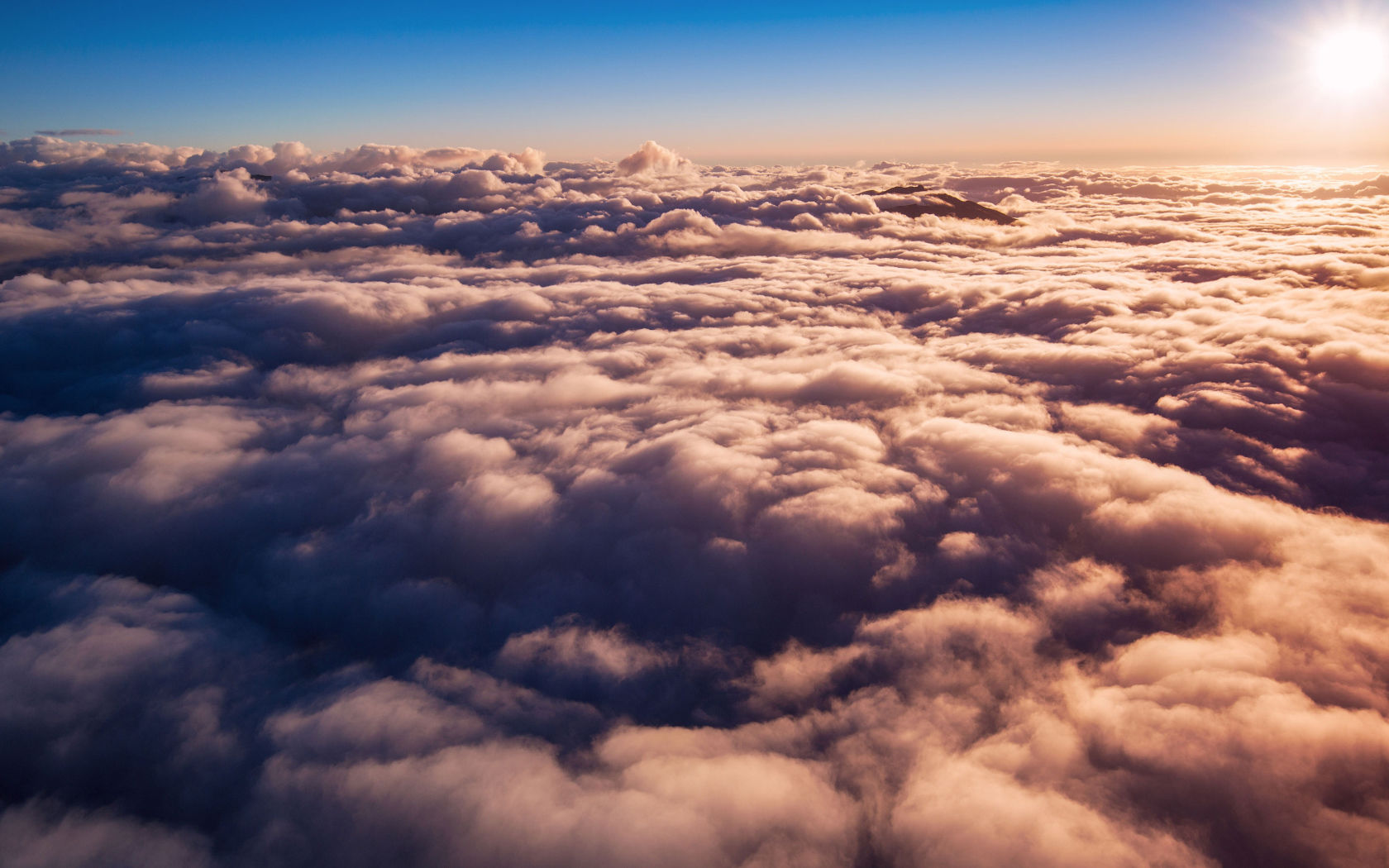 Густые белые облака в лучах солнца