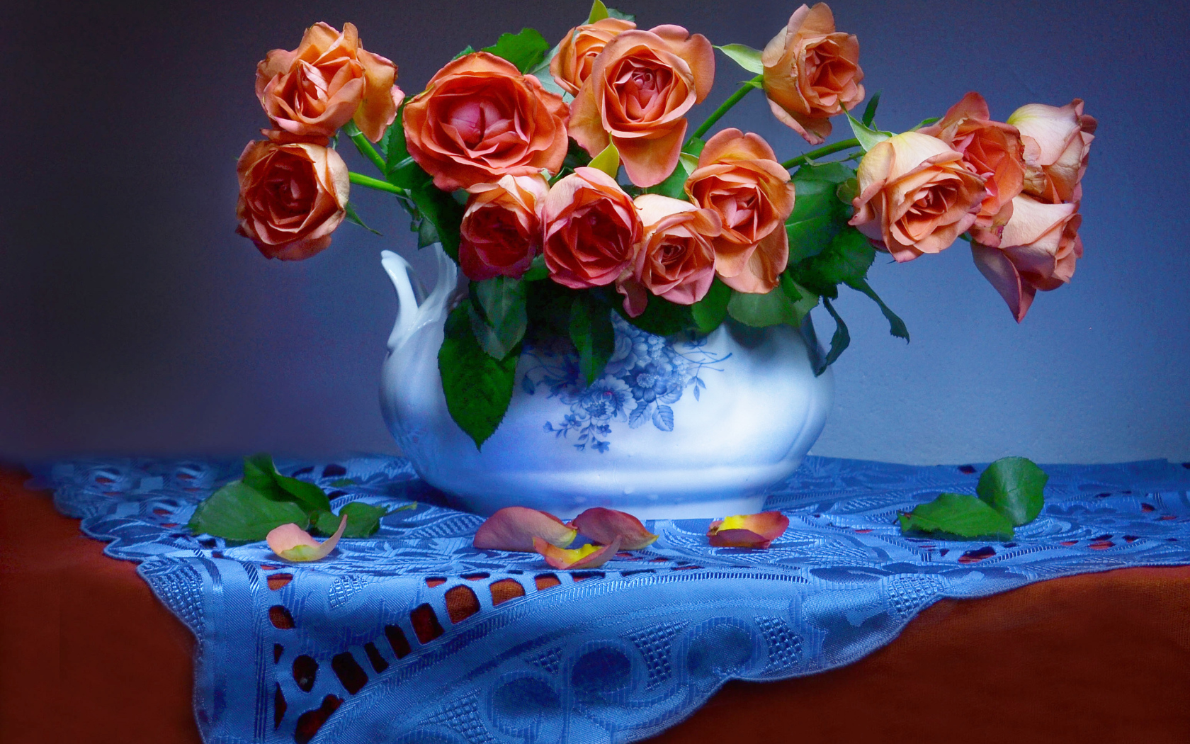 Букет оранжевых роз в вазе на столе 