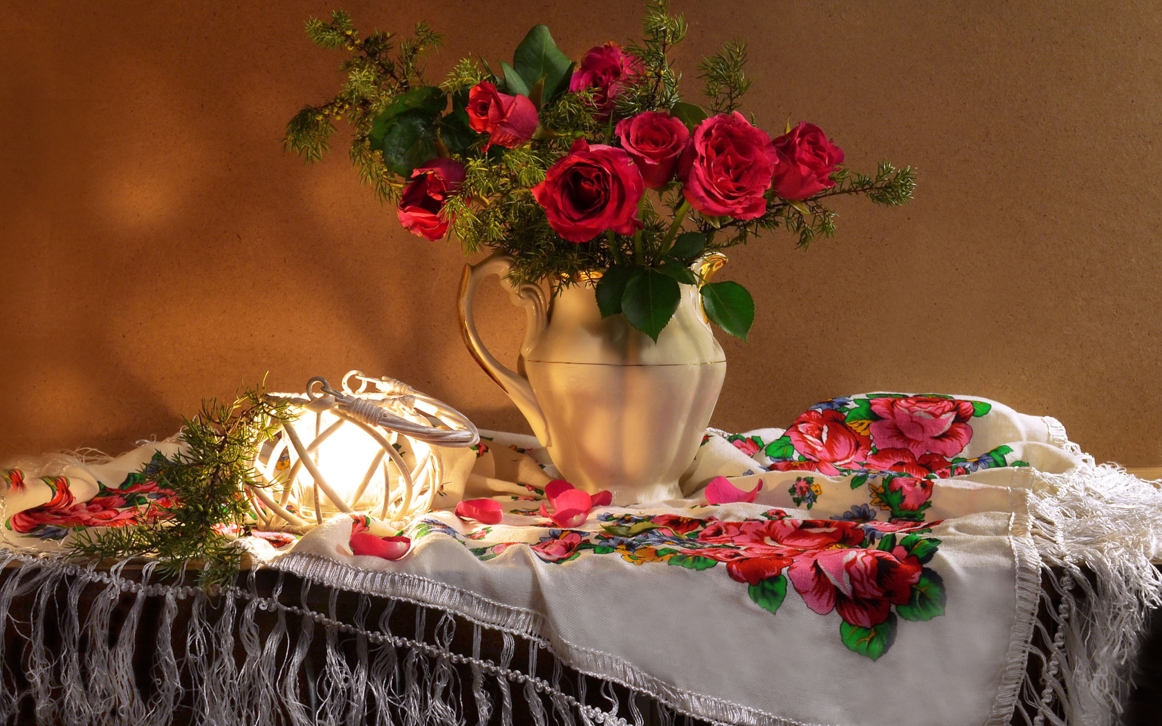 Букет роз в вазе на столе  с красивой скатертью 