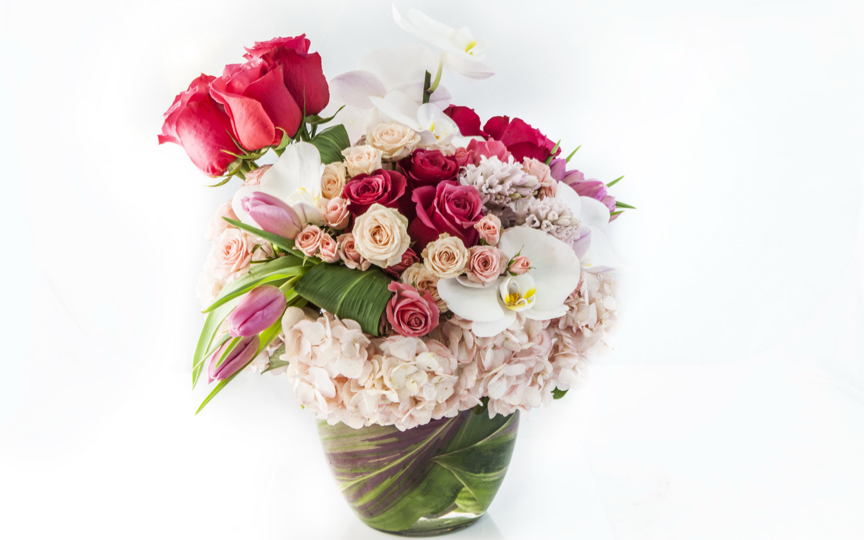 Красивый букет цветов в вазе на белом фоне