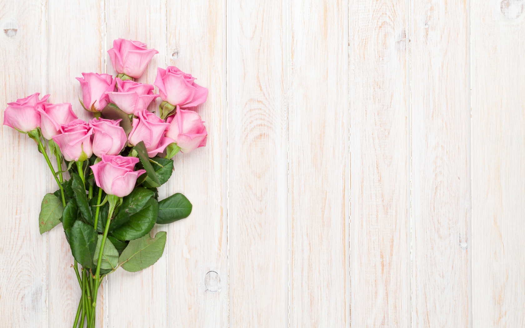 Красивый букет розовых роз на деревянных досках, фон для открытки