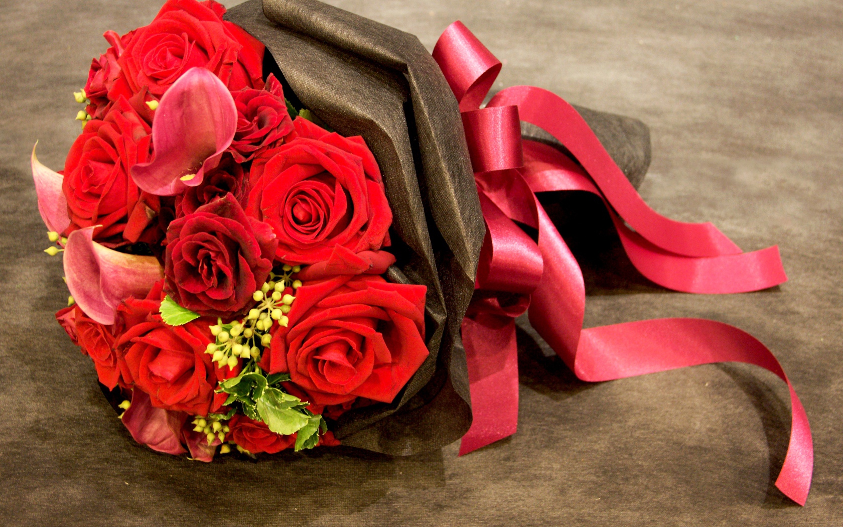 Красивый букет красных роз с красной лентой