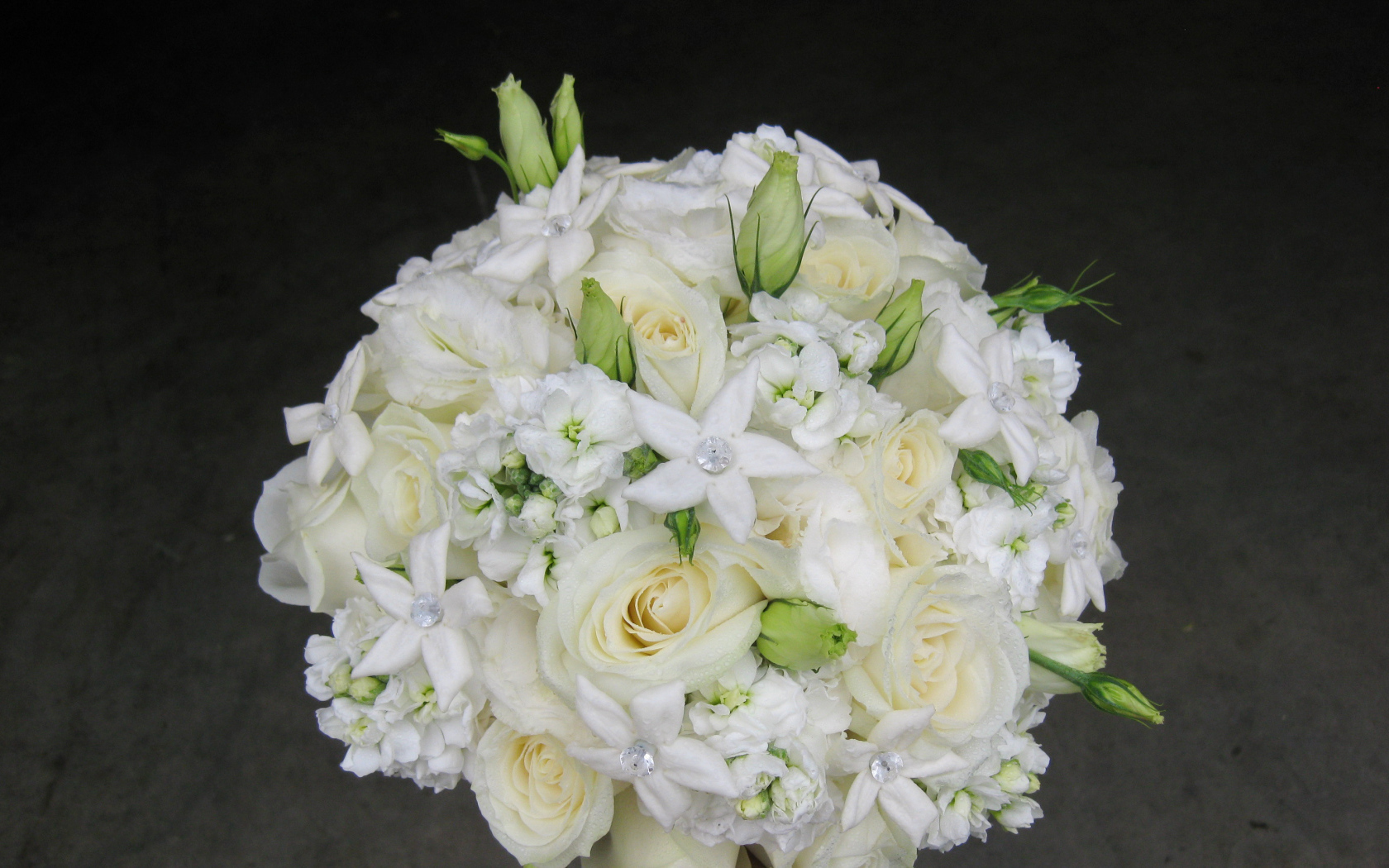 Красивый букет роз с цветами левкой 