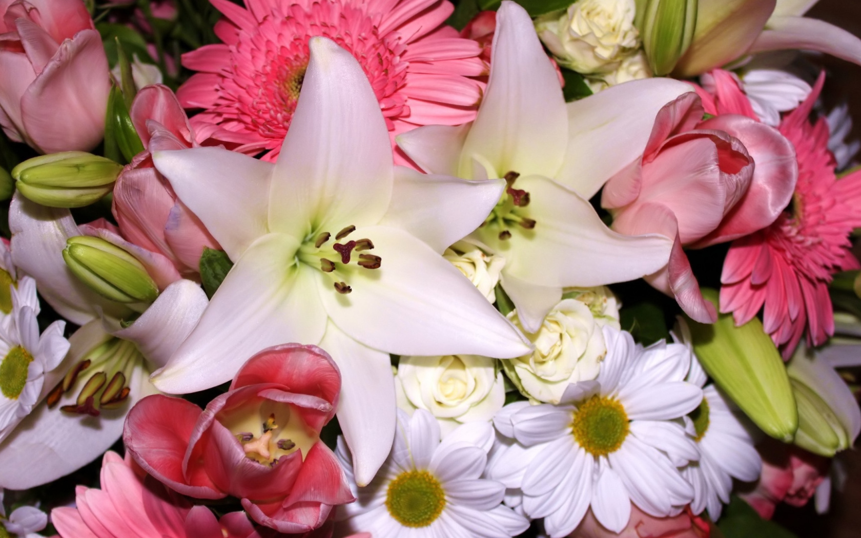 Красивый нежный розово - белый букет разных цветов 