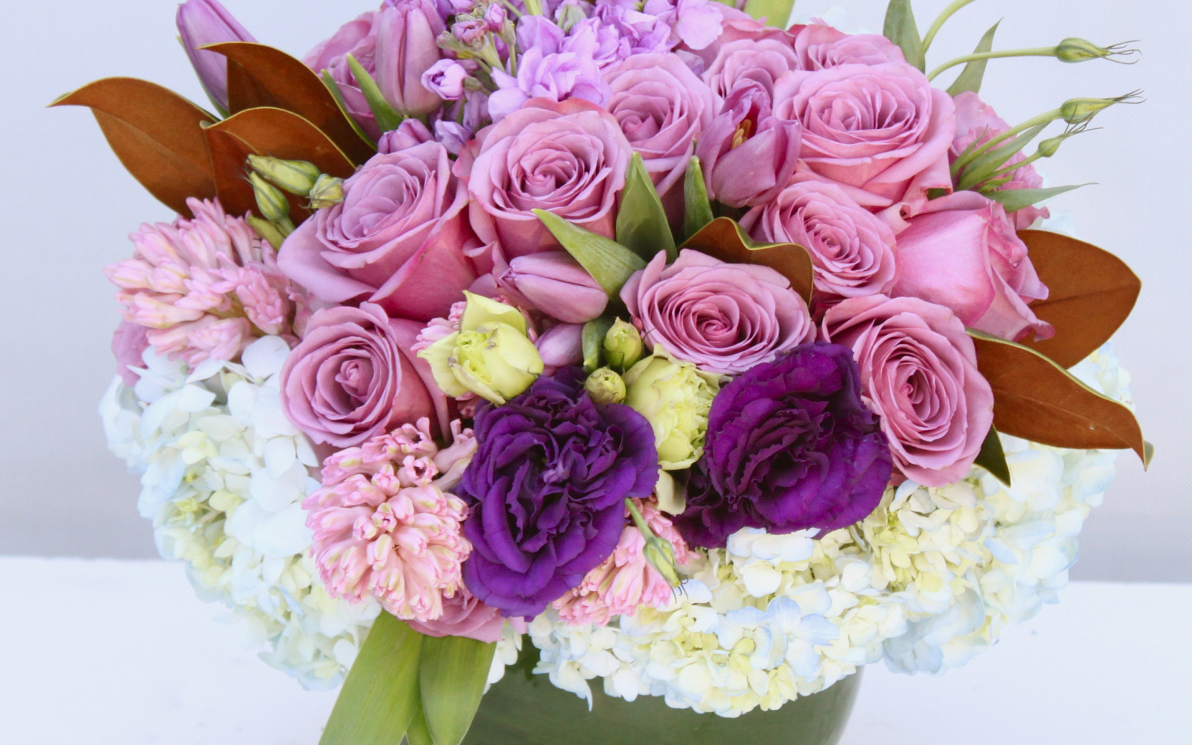 Красивый разноцветный букет в вазе на сером фоне