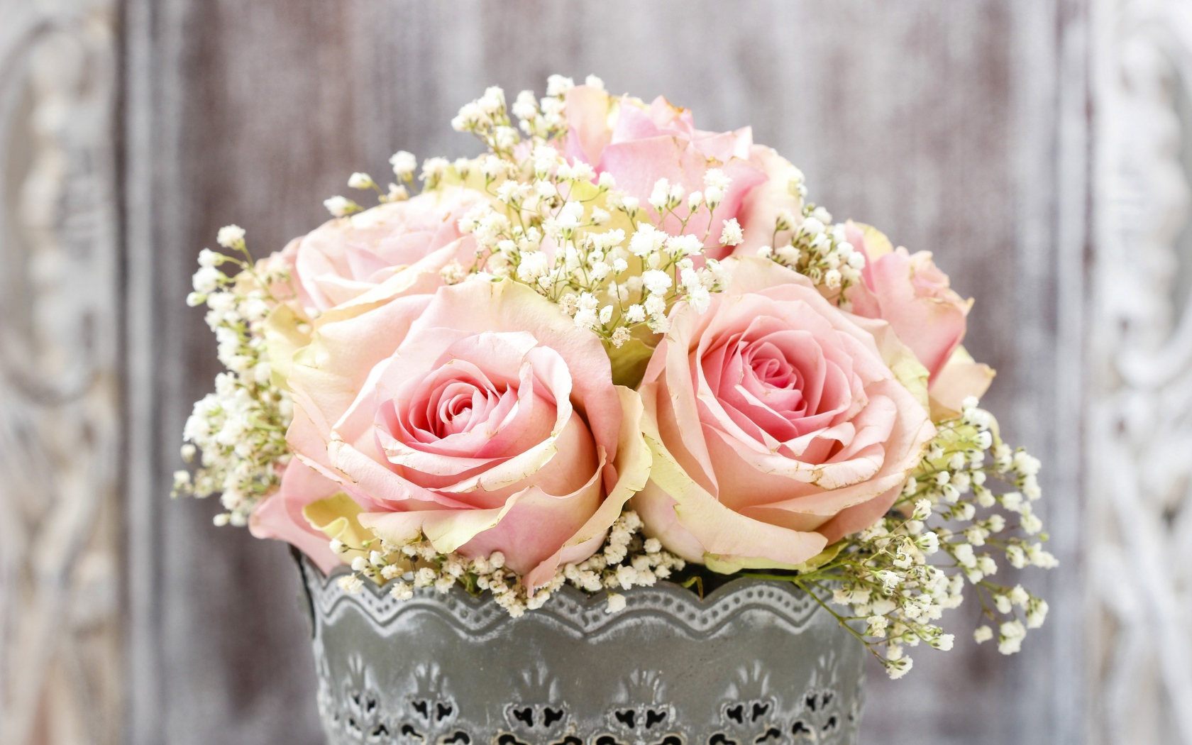 Букет розовых роз с мелкими белыми цветами в вазе