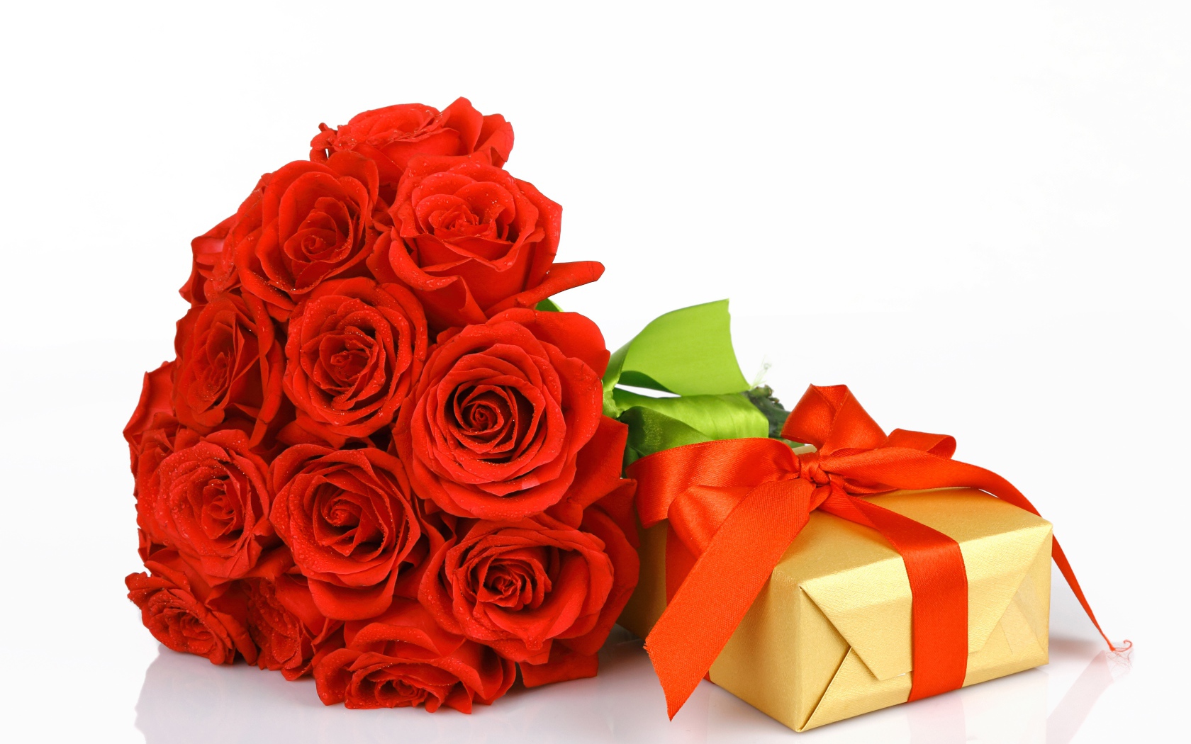 Букет красных роз с подарком на белом фоне