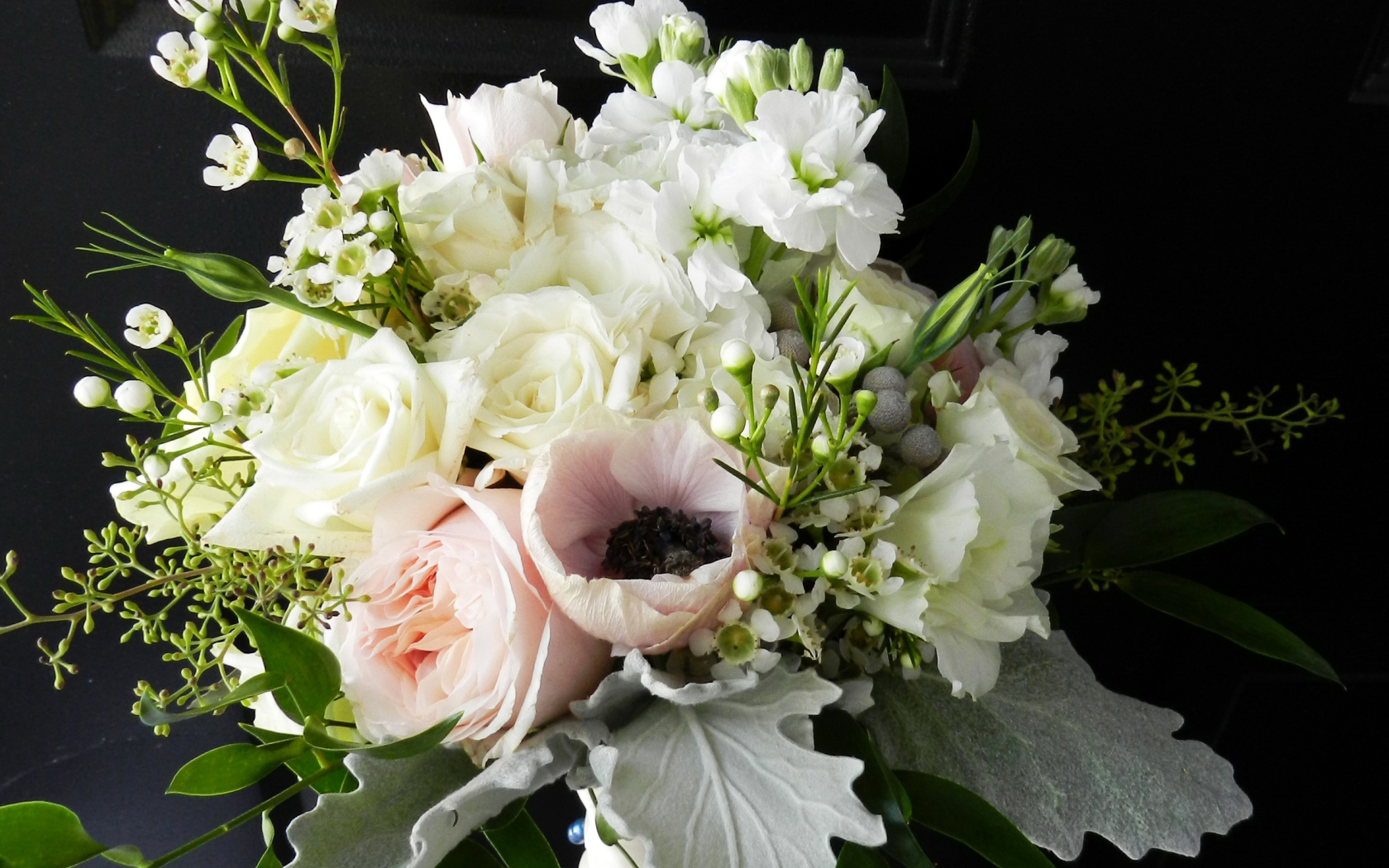 Букет с цветами розы,  анемоны и маттиолы