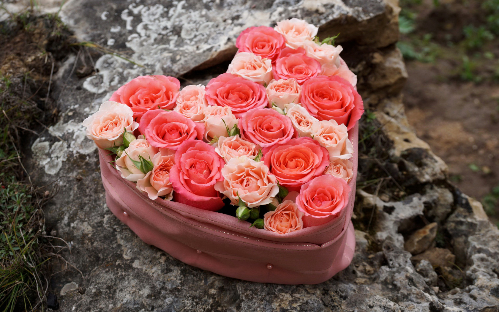 Нежные розы в коробке в форме сердца