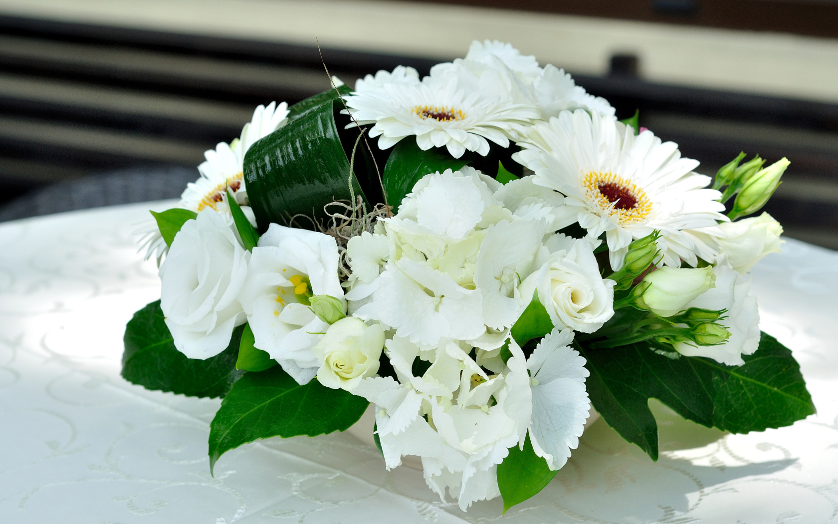 Праздничный букет с цветами роз, эустомы и герберы