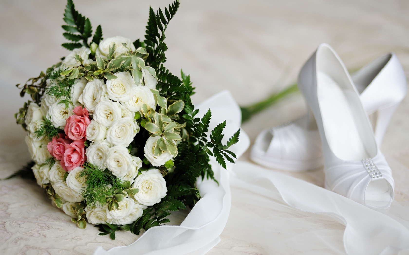 Свадебный букет роз с белыми туфлями