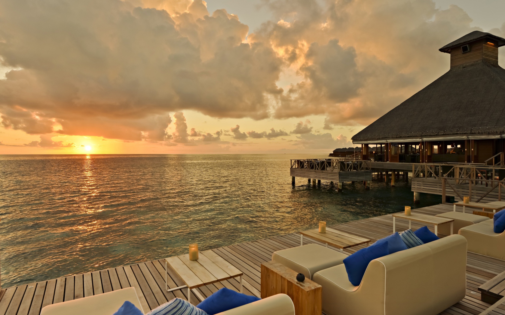 Красивый закат солнца на Мальдивах