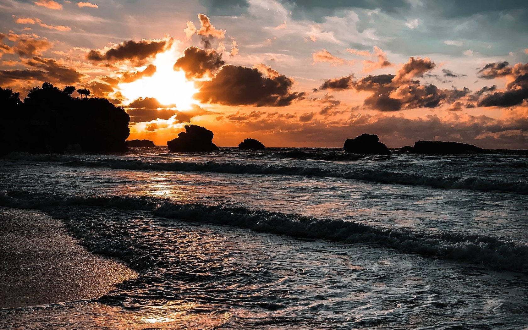 Красивый закат солнца в облачном небе над морем