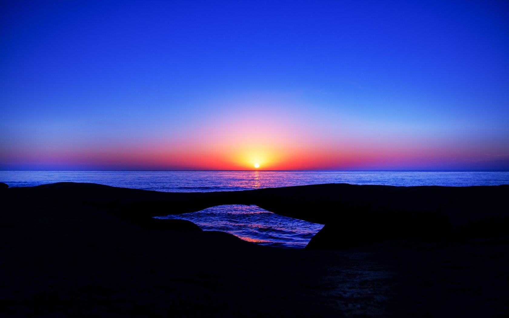 Закат солнца в голубом небе на морском горизонте 