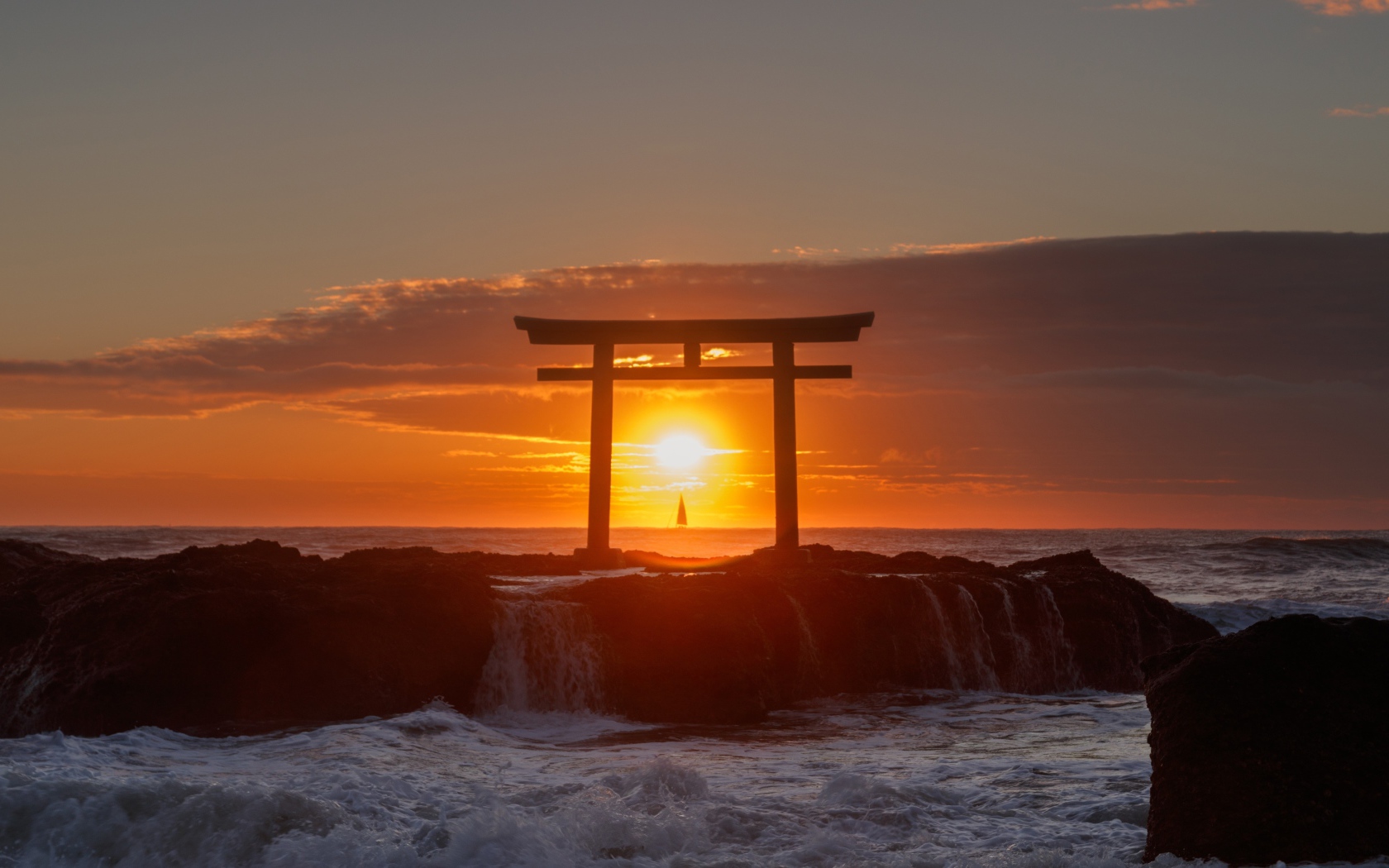 Закат солнца в бушующем море