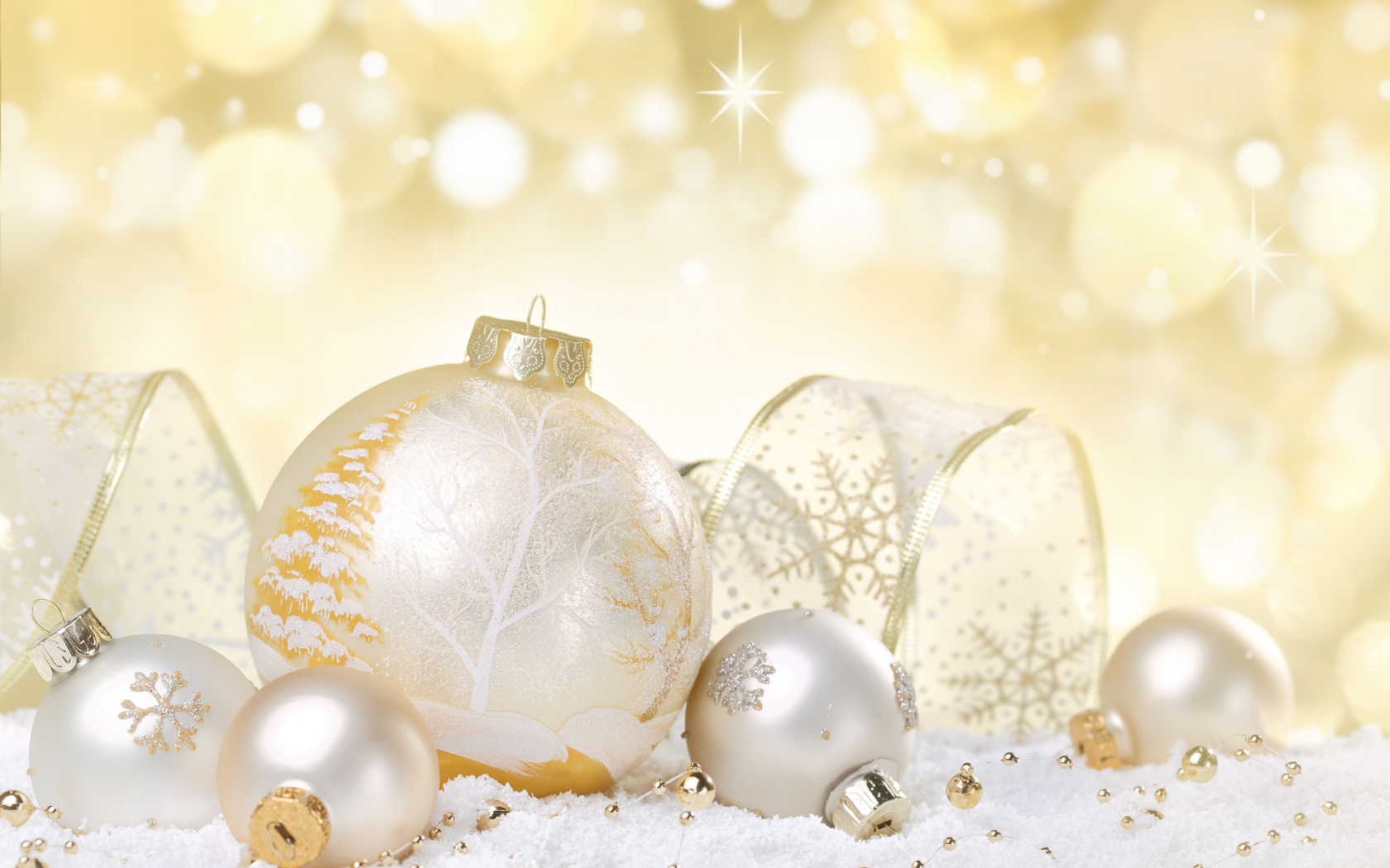 Красивые елочные шары с лентой на Новый год 2019 