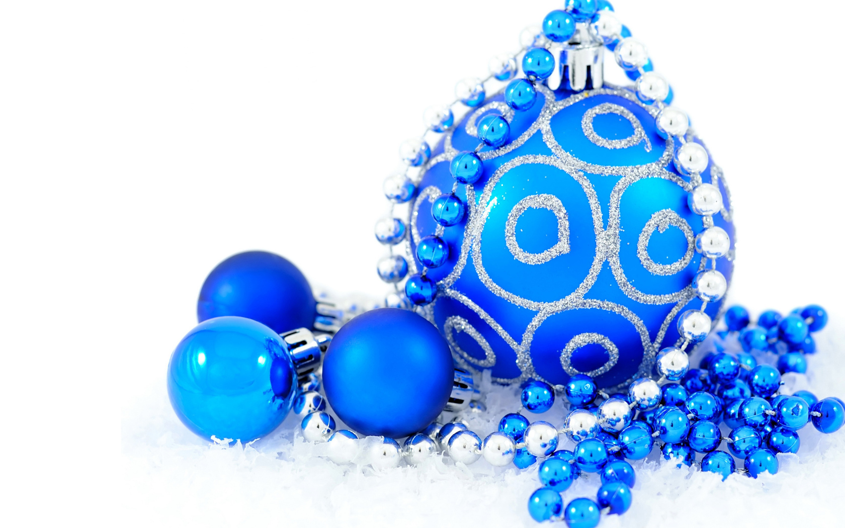 Голубые блестящие шарики с бусами на белом фоне на Новый год 