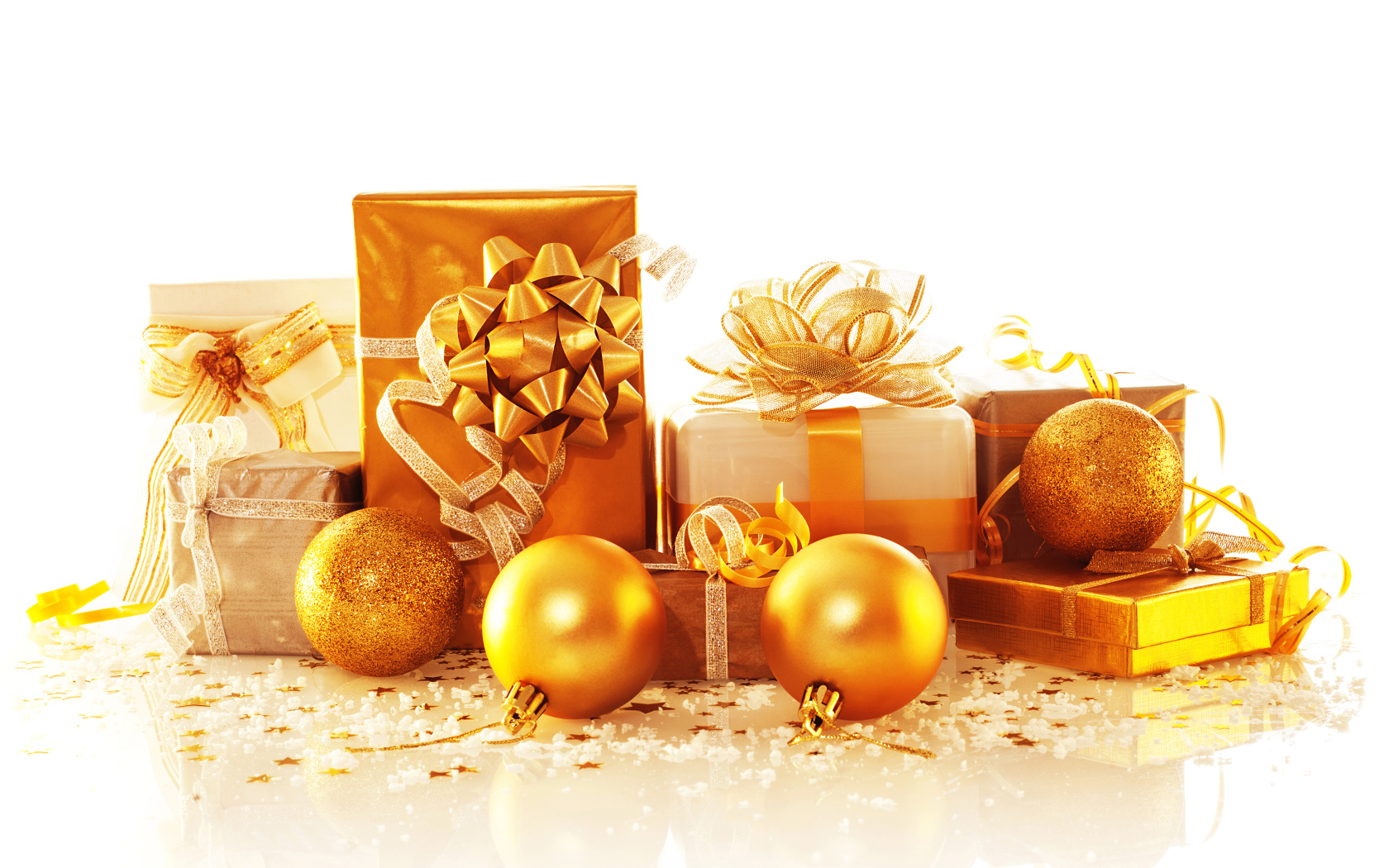 Коробки с подарками и золотыми елочными шарами на белом фоне