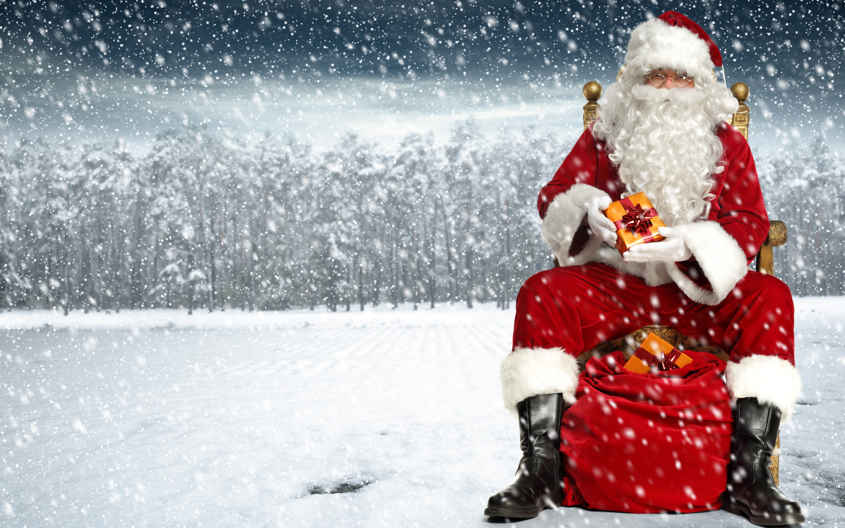 Веселый Санта Клаус сидит на мешке в заснеженном лесу
