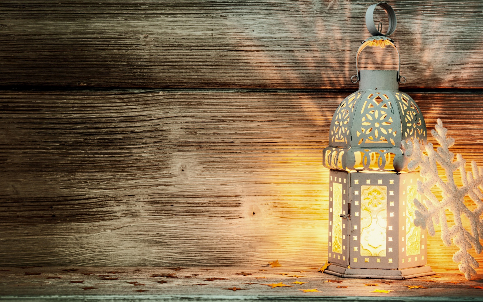 Фонарь и белая снежинка фон для поздравительной открытки на Новый год