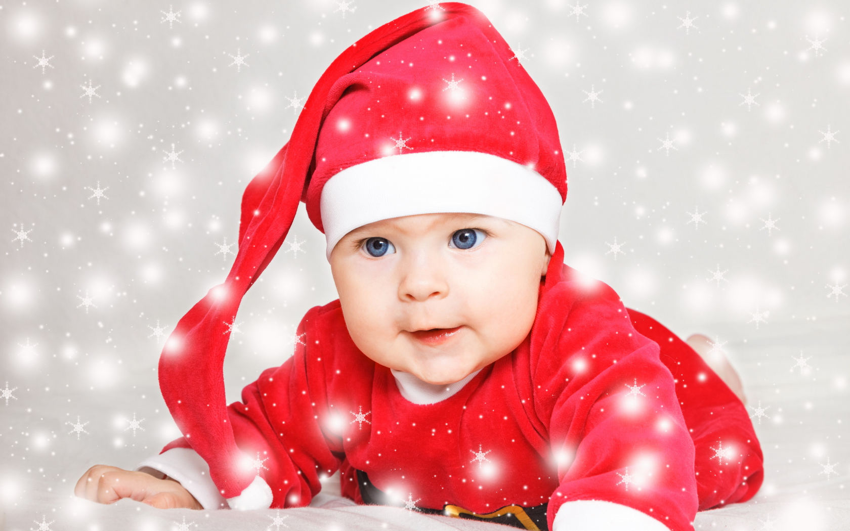 Милый голубоглазый ребенок в красном новогоднем костюме