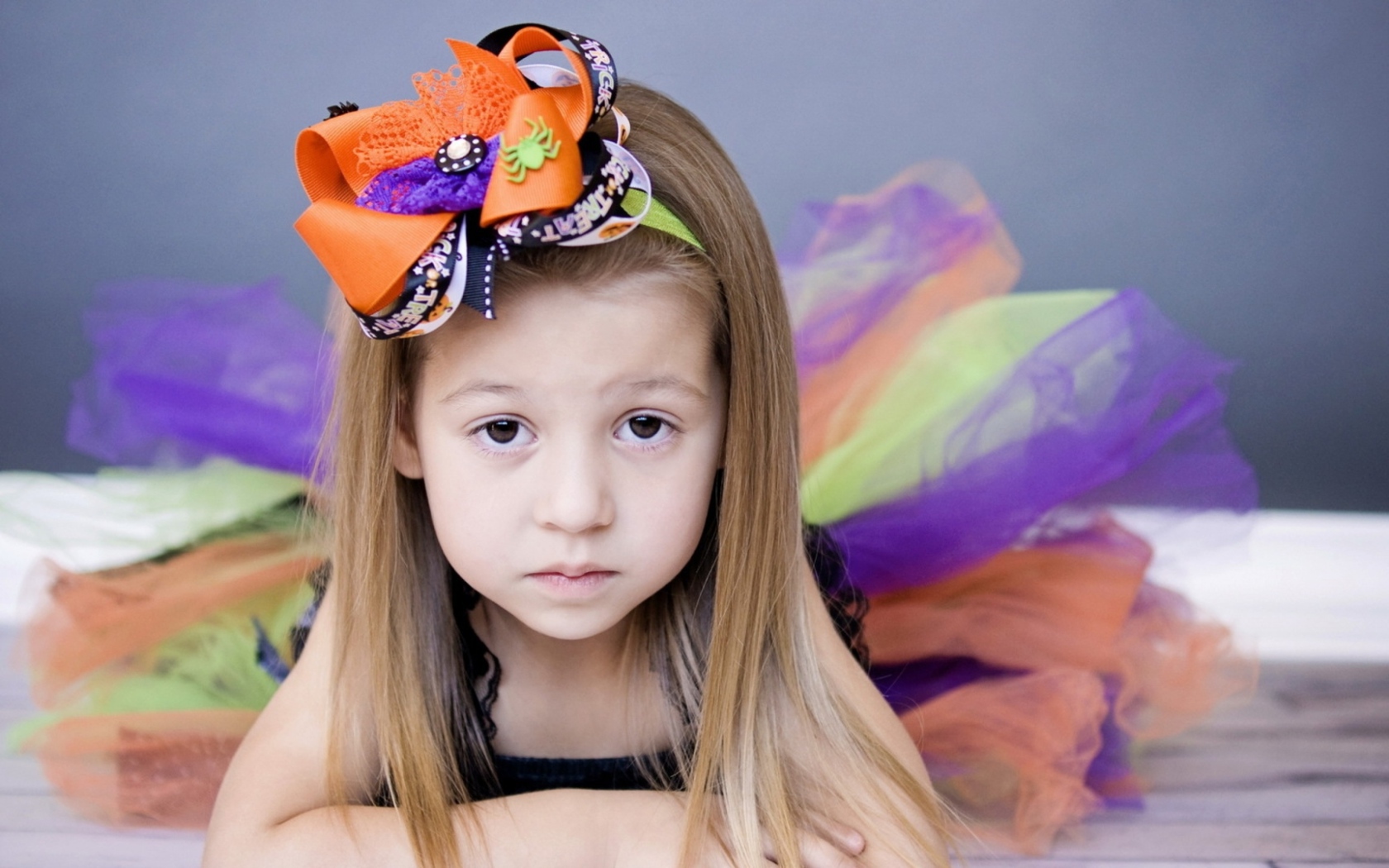 Девочка в красивой юбке с бантом на голове