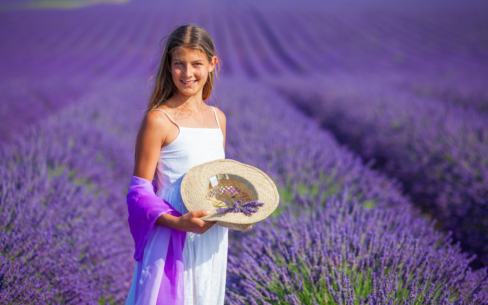 Девочка с белом сарафане на лавандовом поле