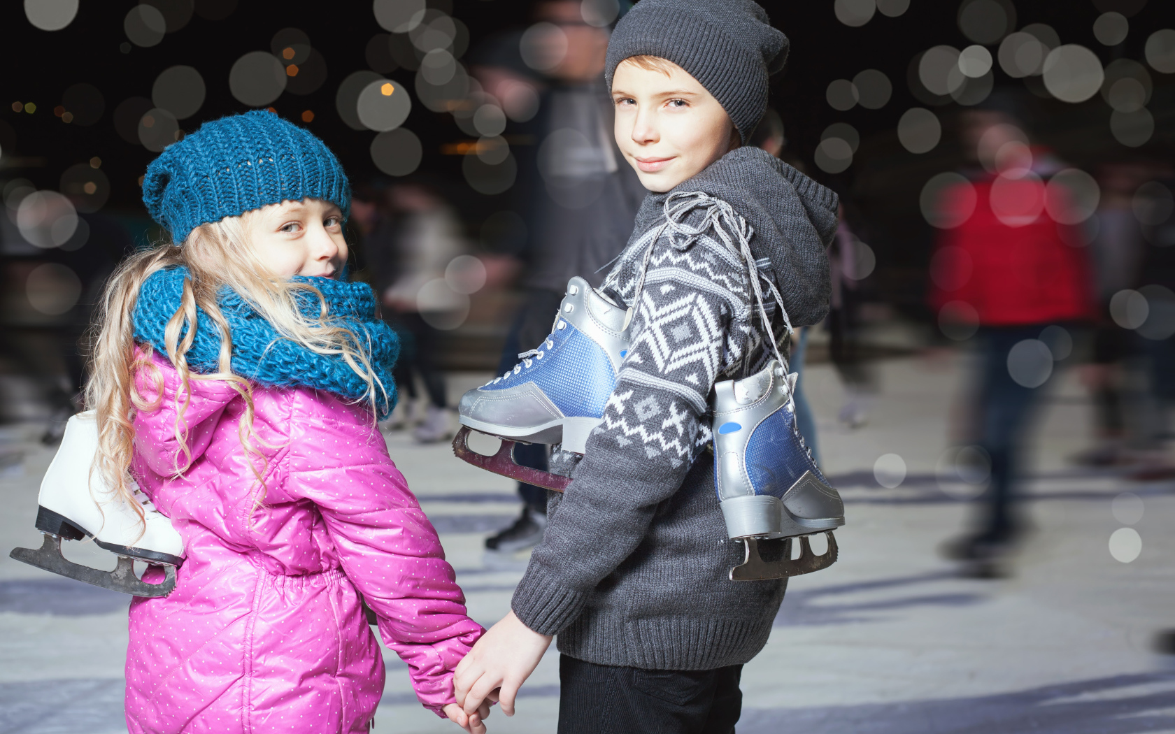 Маленькие мальчик и девочка на катке