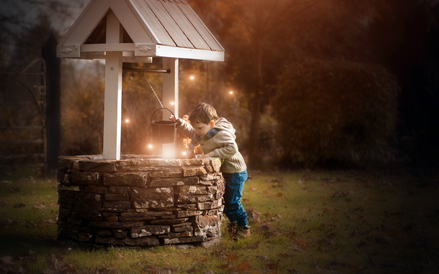 Маленький мальчик у колодца 