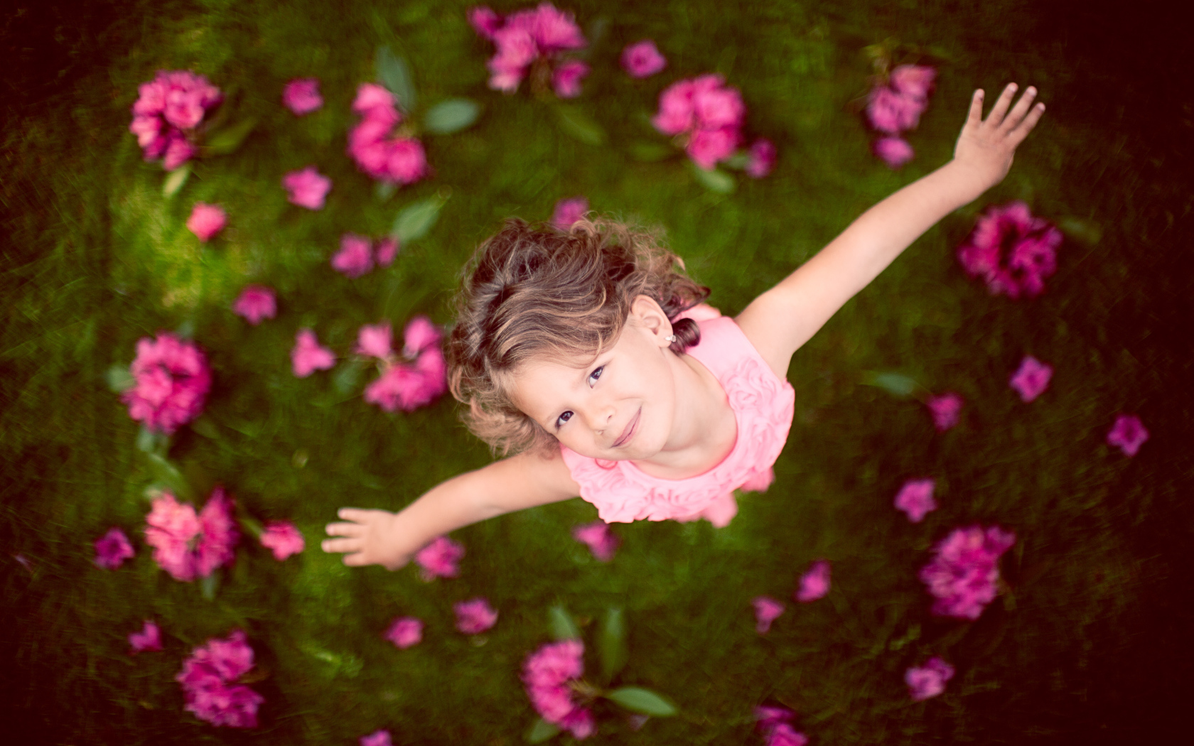 Маленькая девочка в розовом платье, вид сверху